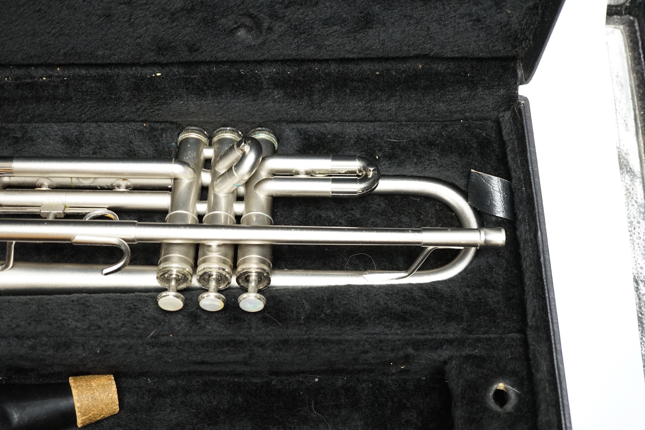 A cased 1980s Getzen trumpet, matt chrome finish, serial number K129186, with mouthpiece and Denis Wick mute